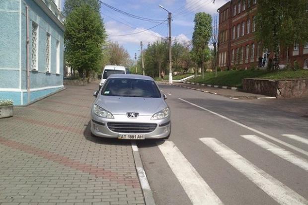 Ніхто прямо не називає власника сріблястого пежо, але всі розуміють, про кого йдеться. | Фото: Facebook/Типовий Калуш