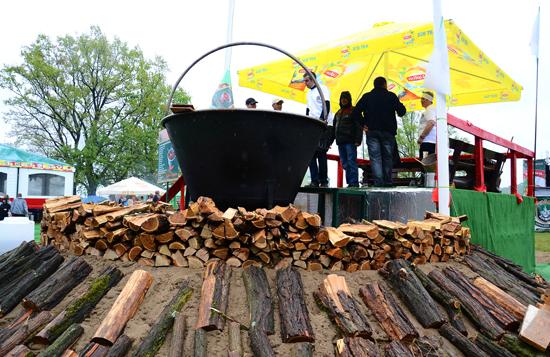 Для приготування 2496 літрів бограчу використали майже 1 тонну картоплі, 625 кг м&rsquo;яса, 200 кг цибулі, 160 кг квасо