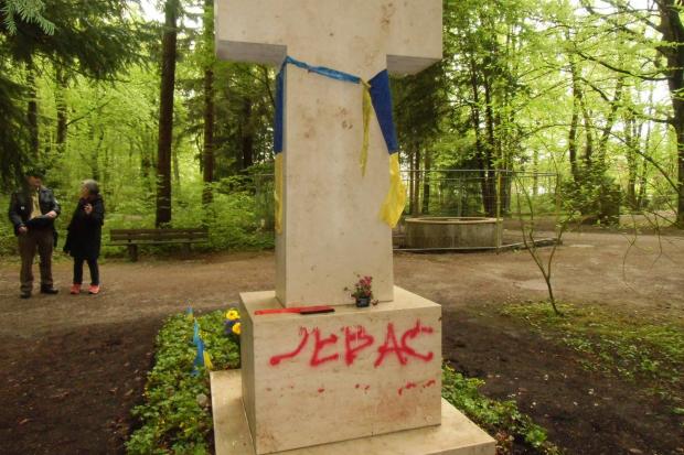 Могила Степана Бандери осквернена вже не вперше | Фото: Oles Horodetskyy/Facebook