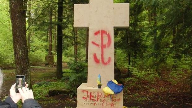 Після чергового акту вандалізму на могилі Бандери, в Україні заговорили про доцільність перепоховання провідника ОУН | Ф