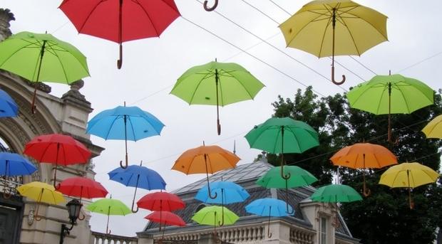 У західній частині очікуються дощі з грозами. Температура повітря вночі 8-13 градусів тепла, вдень 15-20 градусів тепла.