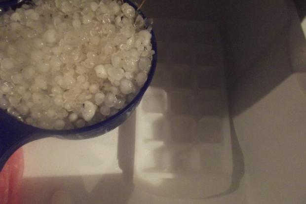 Користувачі соцмереж збирали град у миски і каструлі, щоб зробити фотофакти | Фото: Roman Vovchok/Facebook