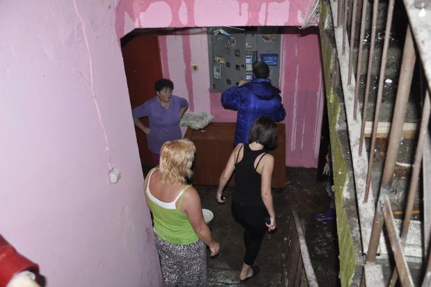 Мешканці будинку на вулиці Сівецька, 10 сьогодні вночі майже не спали  | Фото: Володимир Сакулич 