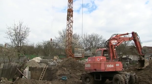 На вул. Церковній триває незаконна будівельна діяльність | Фото: КУРС