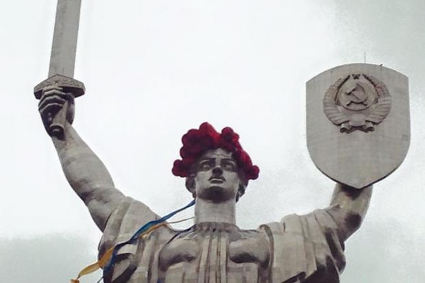 Маковий вікон на монумент одягли сьогодні вранці | Фото: espreso.tv