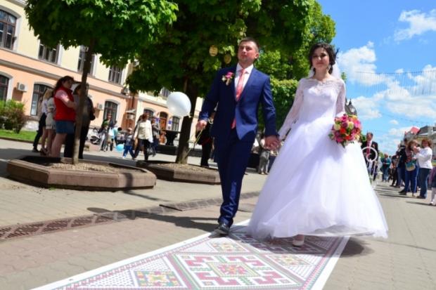 Всього сьогодні на вишиваній "стометрівці" очікують близько двадцяти молодих пар | Фото: http://kurs.if.ua/