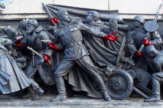 Радянським визволителям забруднили руки червоною фарбою | Фото: Vlad Zvarych/Facebook