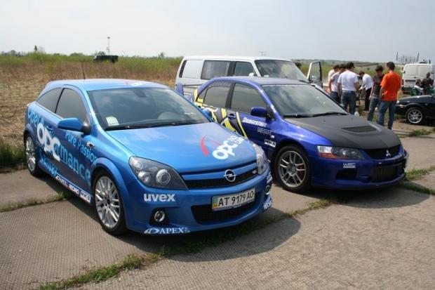 Кілька автовласників дорогих авто вже зголосилися допомогти в організації реабілітації для учасників АТО | Фото: Автомоб