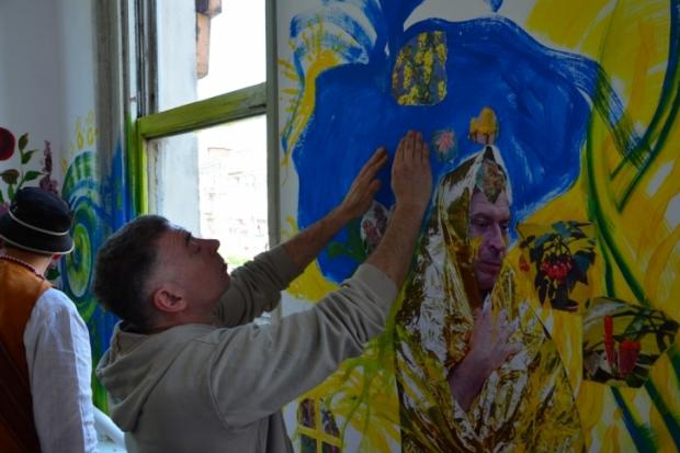 В розпорядженні учасників Мистецької резиденці] &ndash; фарби, пензлі і спеціально підготовлені стіни | Фото: kurs.if.ua