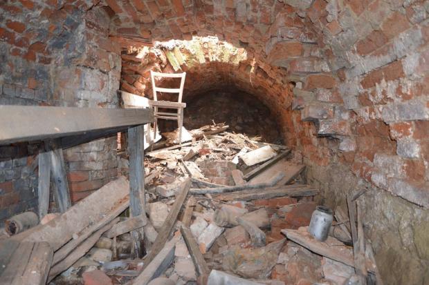 Цегла в підвалі, на відміну від тої, що можна знайти у приміщенні самого будинку, набагато старша і не має маркування | 