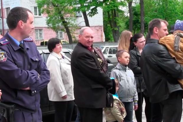 Нині під стінами міліції &mdash; тільки рідні та колеги по роботі. Близькі говорять: про поїздку їхні чоловіки повідомил