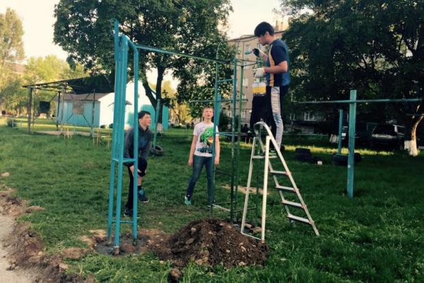 На вулиці Ломоносова у Надвірній відновлені гойдалки, встановлено кілька турніків, бруси та кільця, посаджені молоді дер