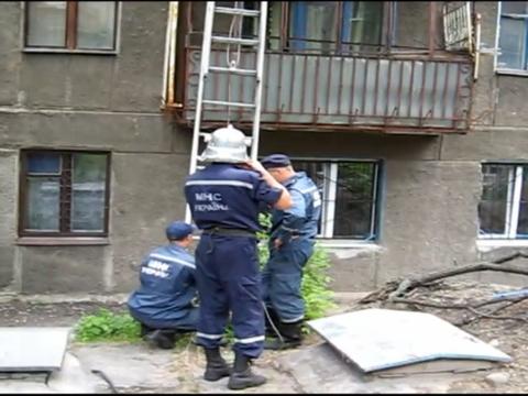 Щоб дістатися до квартири, рятувальники використали драбину та увійшли через вікно