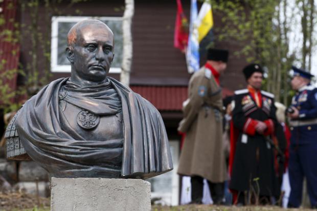 Наразі пам'ятник Путіну виоготовлений із синтетичного матеріалу, що імітує бронзу. | Фото: newsru.com