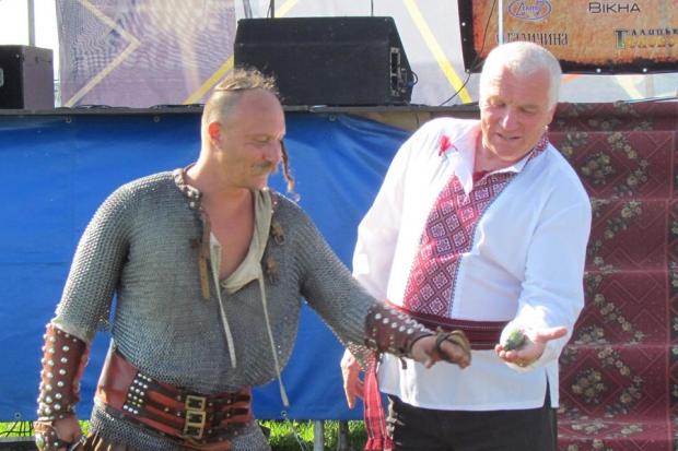 Бажаючі могли взяти участь у майстер-класі від справжнього козака, який представляв Національний заповідник "Хортиц