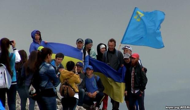 Під час сходження на гору дехто з присутніх вигукував &laquo;Слава Україні! Героям слава!&raquo;.  | Фото: krymr.com