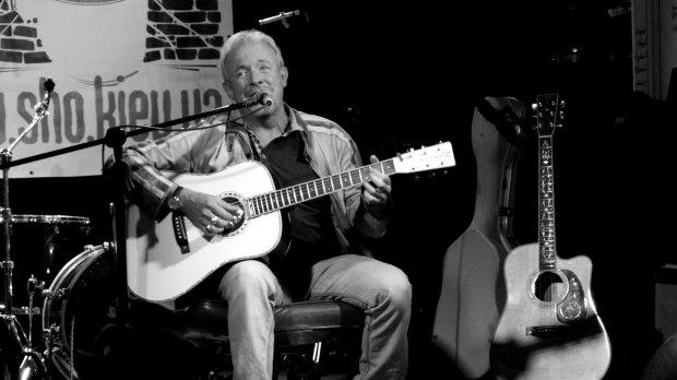 На закритому концерті співак співав та виконував власні вірші. | Фото: 24tv.ua