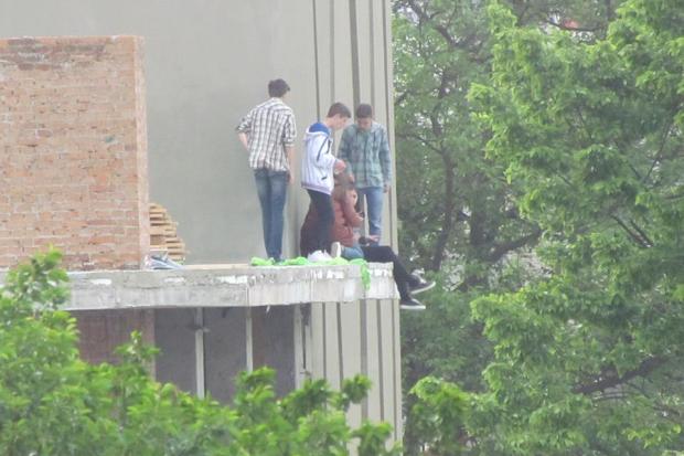 Молодь поводиться безпечно на третьому поверсі новобудови, яка не охороняється і необгороджена | Фото: Олег Тимків