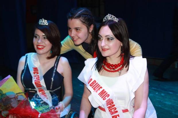 Прикарпатська поетеса Христина Сирова (зліва) отримала титул "Міс Грація" | Фото: kavyn.kr.ua