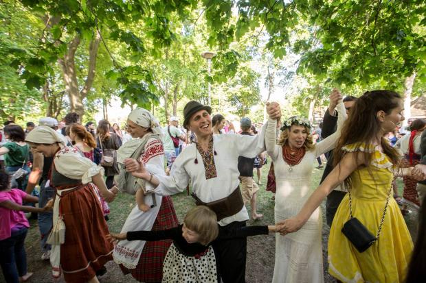 І наречені, і чимало гостей були одягнені в українське національне вбрання | Фото: vidia.org