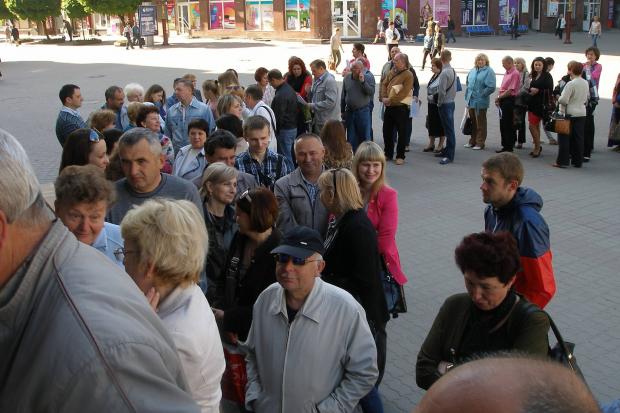 Чергу люди займають із 7 чи 8 години, але потрапити на прийом усе одно шансів мало | Фото: Ігор Бойчук/Facebook