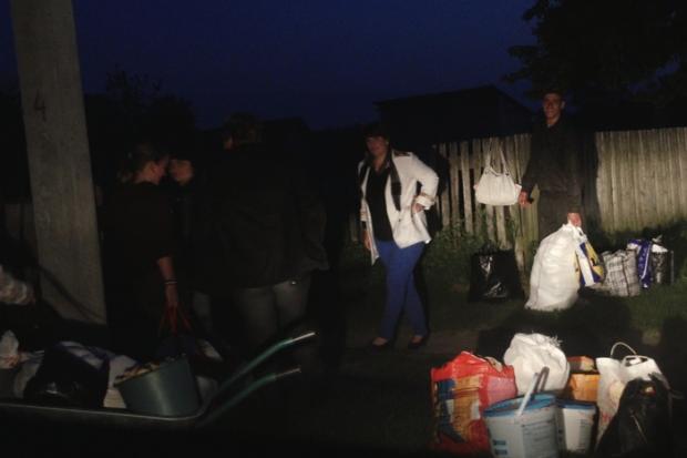 Жінок впіймали, коли вони виносили продукти харчування | Фото: zik.ua