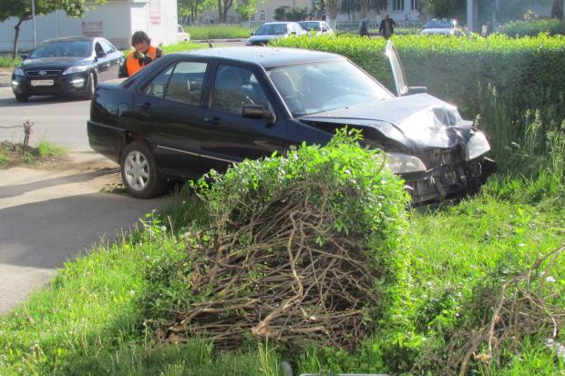 На місці ДТП "Вікна" побачили дві розбиті автівки, знищені світлофор та дорожній знак. Також автівки знищили к