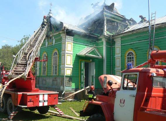 Причиною пожежі послужило порушення правил пожежної безпеки під час використання промислового фену при проведенні фарбув