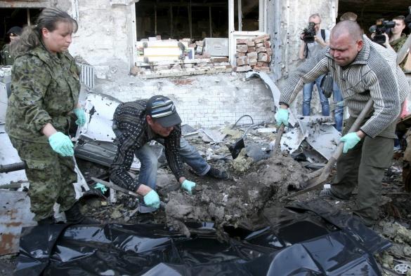 З-під завалів дістали тіла кіборгів  | Фото: Reuters
