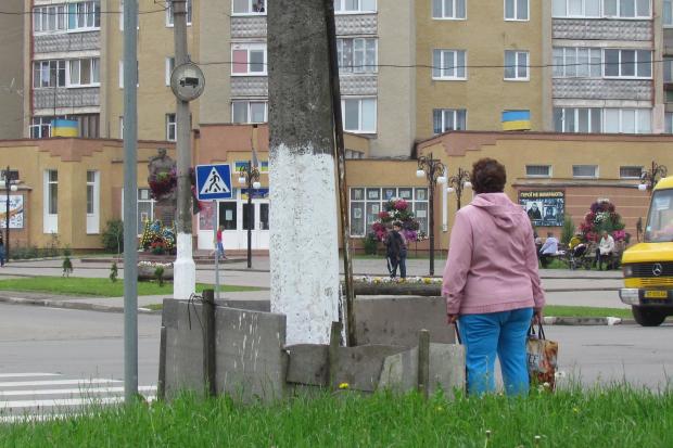 Щити біля аварійної електроопори надійно укріпили кілками | Фото: Юрій Демків
