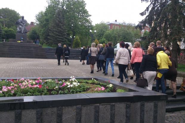 До пам'ятника Тарасові Шевченку у Калуші поклали квіти | Фото: Калуська Центральна бібліотека ім. Т.Г. Шевченка