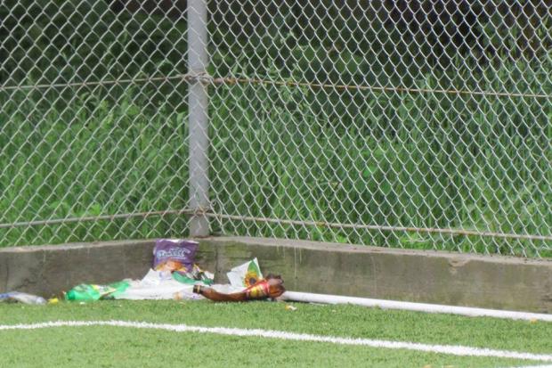 Обгортки від чіпсів, морозива і пляшки від води футболісти залишають просто на полі | Фото: Юрій Демків