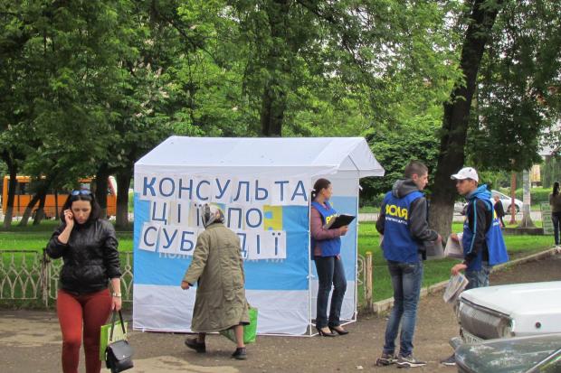 Консультації з оформлення субсидій надають у палатці | Фото: Юрій Демків