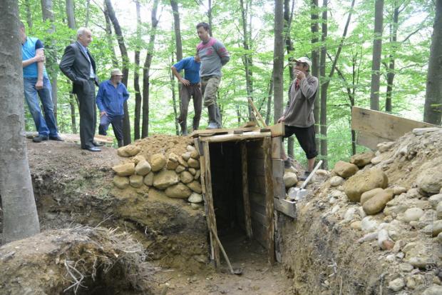 Чоловіки відновлюють криївку  | Фото: Репортер 