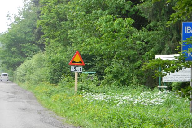 Дорожні знаки на Калущині попереджають про дорогу з вибоїнами | Фото: Юрій Тимчук