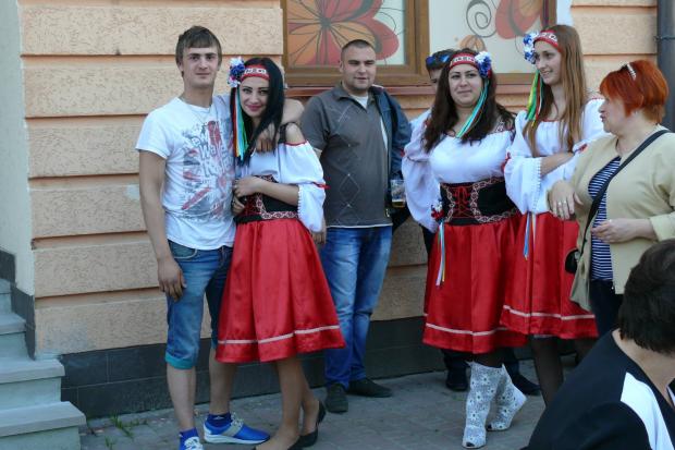 На площі Героїв свято триває досі, чому сприяє теплий весняний вечір | Фото: Роман Куцій