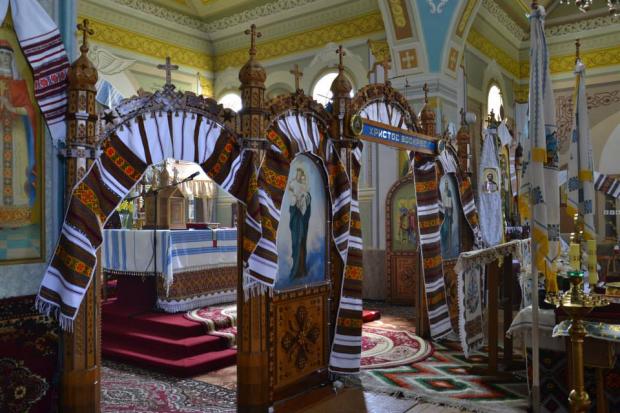 Всередині церква не така вже й велика, якою видається зовні | Фото: Володимир Гарматюк