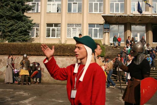 Клуб історичної реконструкції виступить на площі перед Калуською РДА | Фото: Артур Єфремов