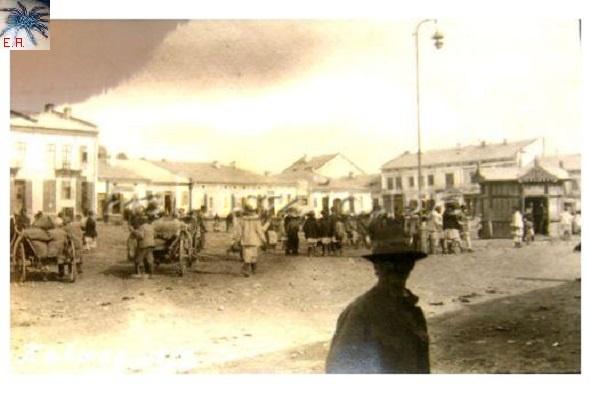 Місцеві жителі, євреї на ринковій площі в Калуші | Фото: kalusz.io.ua