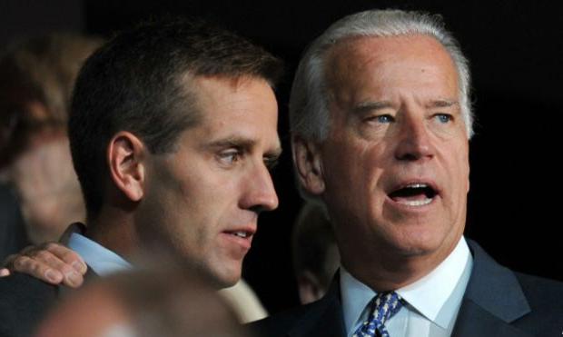 Бо Байден (зліва) мав юридичну освіту, служив у Національній гвардії, побував в Іраку, а на час відсутності батька обійм