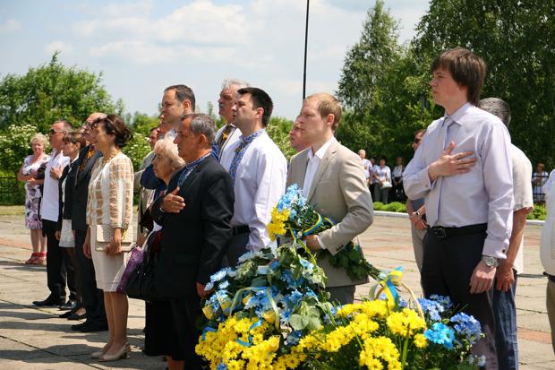 Священнослужителі відправили поминальну панахиду, а представники влади поклали квіти до могил страчених радянською владо