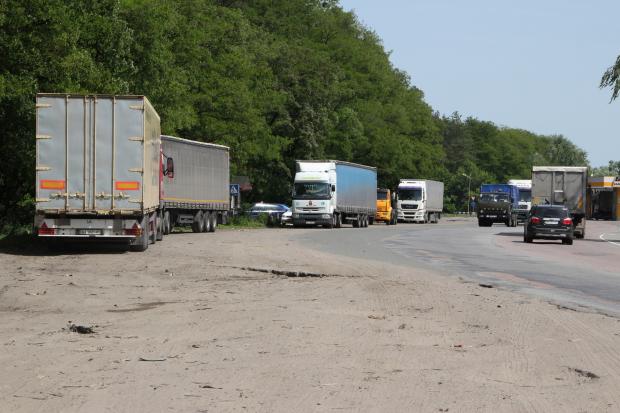 Введена заборона діятиме лише за умови спекотної погоди, у прохолодні дні рух великоваговиків здійснюватиметься без обме