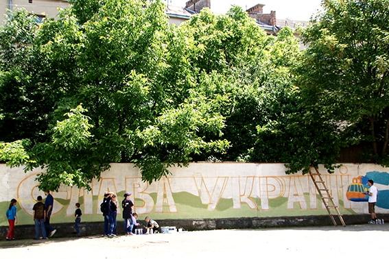 Юні художники знають, що відбувається в нашій країні, знають про вертоліт, в котрому загинули правоохоронці поблизу гори