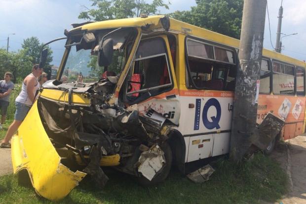 Наразі відомо про трьох потерпілих у ДТП | Фото: firtka.if.ua