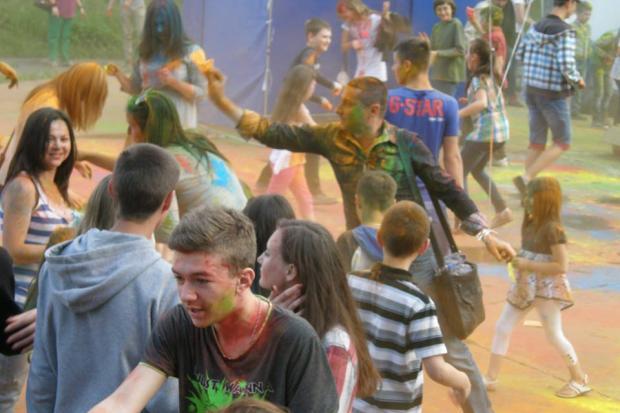 Фарбами кидалися молодь та працівники галузі культури Калуша | Фото: Наталія Кожура