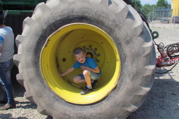 Діти облюбували велетенські колеса тракторів, всередині яких робили світлини | Фото: Оксана Гузинець-Мудрик