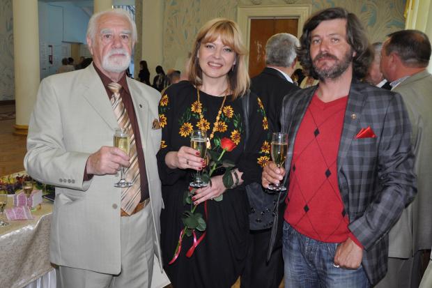 "Власники" срібного та золотого значка "Калуш" Володимир Гінодман та Орест Костів із керуючою справа