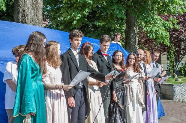 Калушани торують шлях у Європу. Актори молодіжного театру "ЛюбАрт" декламують &laquo;Оду до радості&raquo; | Ф