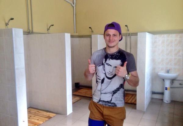 Футболіст допомагає військовим та відновлює госпіталь | Фото: Ролман Зозуля/Twitter