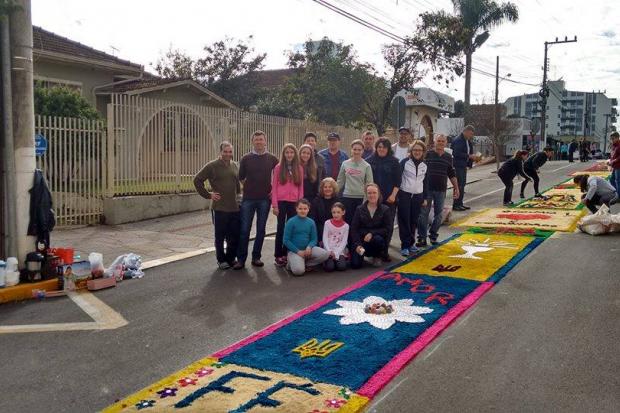 Українська громада міста, прикрашаючи традиційними килимами з тирси вулиці, не забула і про Україну | Фото: Марсії Марке